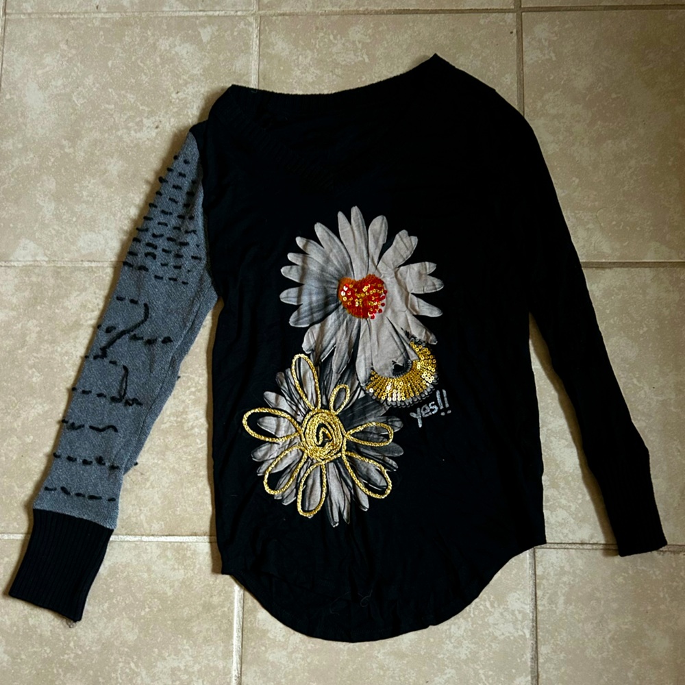 Desigual long sleeve 
Size S EU
A bit baggy fit
The sleeve is a little damaged